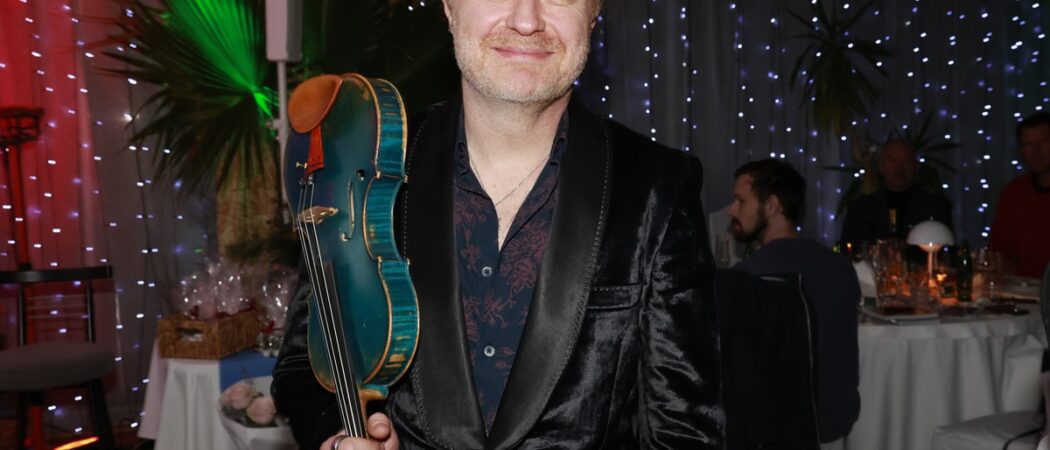 Obrázek k článku: Pavel Šporcl okouzluje Ameriku. Modré housle a spojení klasiky, rocku i emocí zkrátka zabírají!