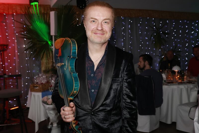 Obrázek k článku: Pavel Šporcl okouzluje Ameriku. Modré housle a spojení klasiky, rocku i emocí zkrátka zabírají!