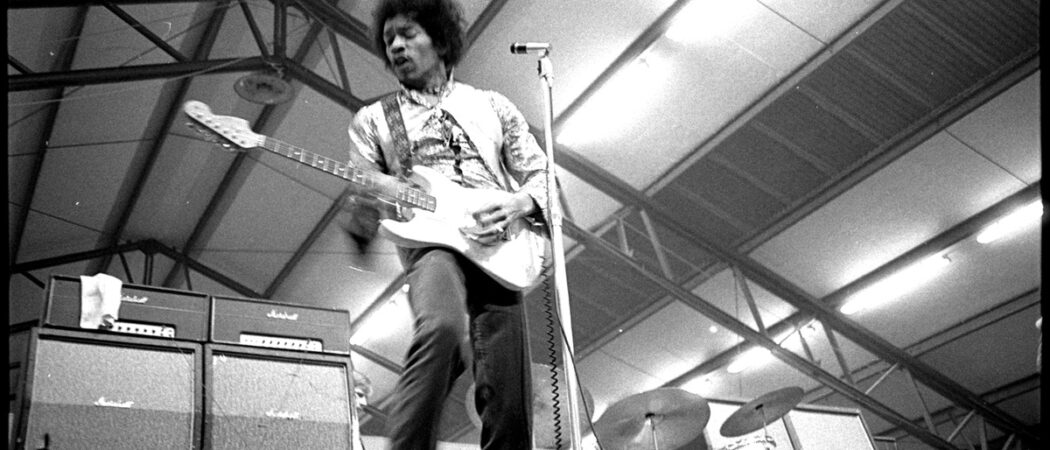 Obrázek k článku: V „šedesátkách“ dokázal jednou písní obrátit hudební pravidla: Jimi Hendrix a jeho „Purple Haze“