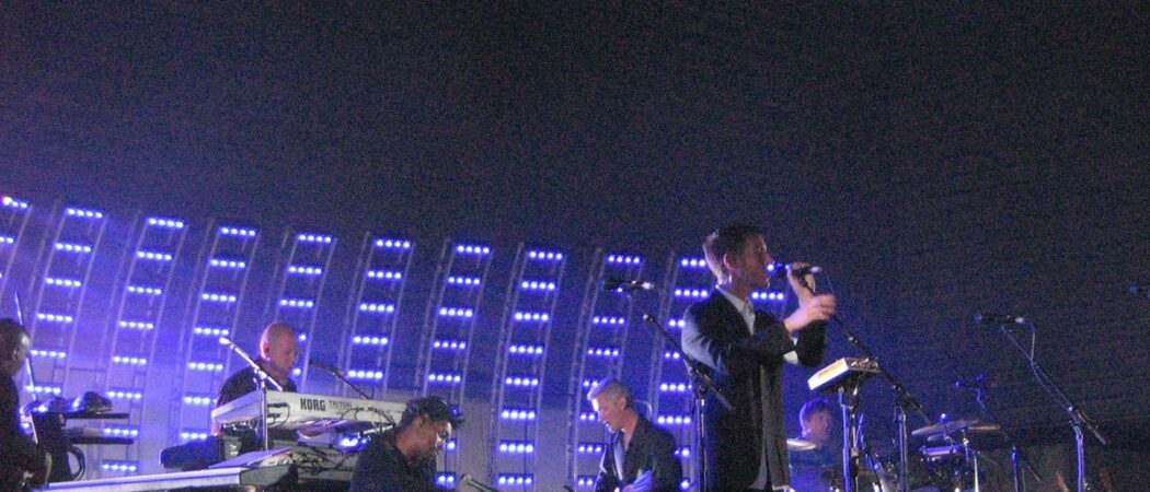 Obrázek k článku: Massive Attack, Tom Waits a jejich temný protestsong: „Boots On The Ground“ je o násilí, moci a světě ztrácejícím dech