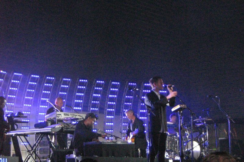 Obrázek k článku: Massive Attack, Tom Waits a jejich temný protestsong: „Boots On The Ground“ je o násilí, moci a světě ztrácejícím dech