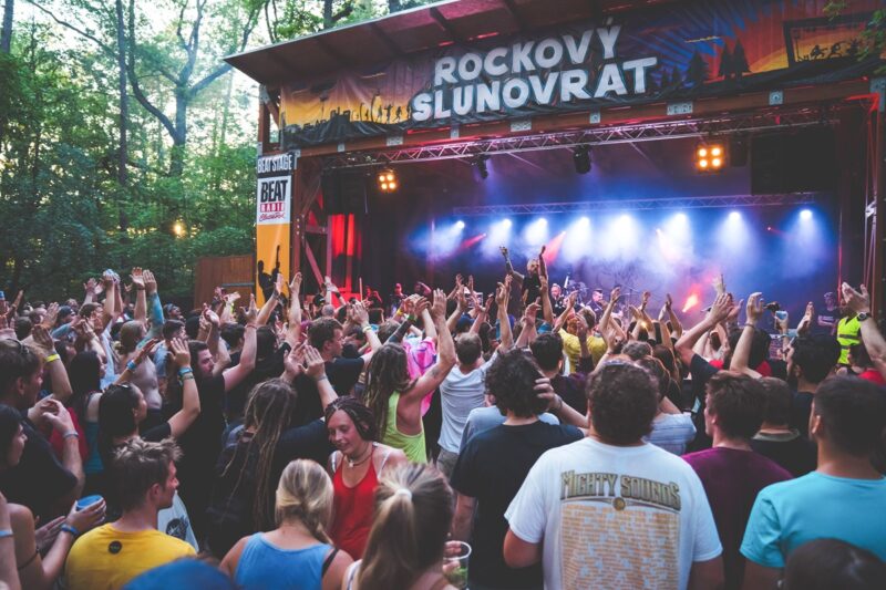 Obrázek k článku: Dub FX v Lesním divadle: Rockový Slunovrat láká na světovou hvězdu i domácí špičku!