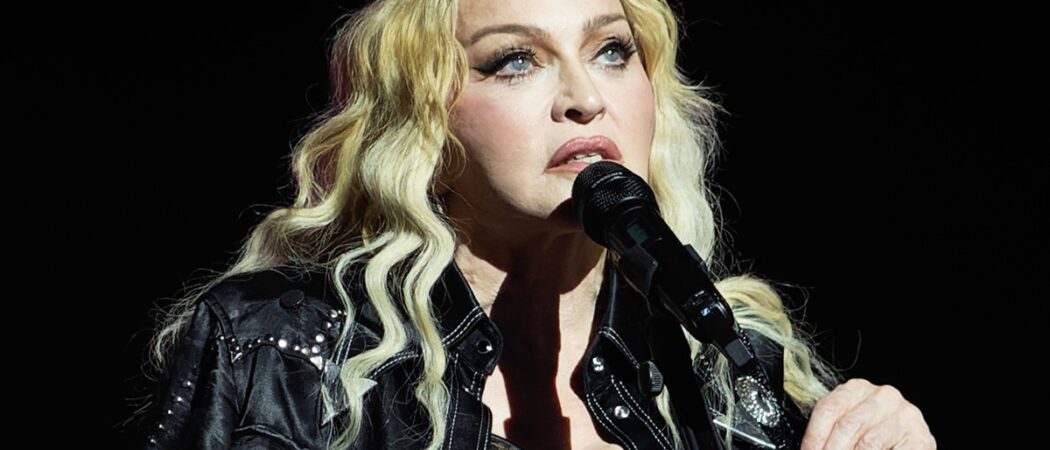 Obrázek k článku: Madonna proti realitě dnešní doby: Mobilům v publiku říká jasné NE!