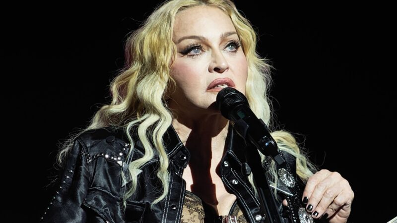 Obrázek k článku: Madonna proti realitě dnešní doby: Mobilům v publiku říká jasné NE!