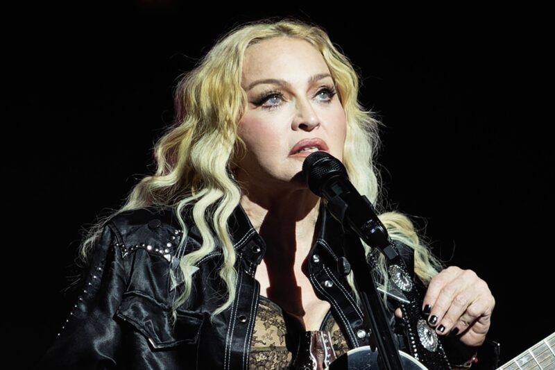 Obrázek k článku: Madonna proti realitě dnešní doby: Mobilům v publiku říká jasné NE!