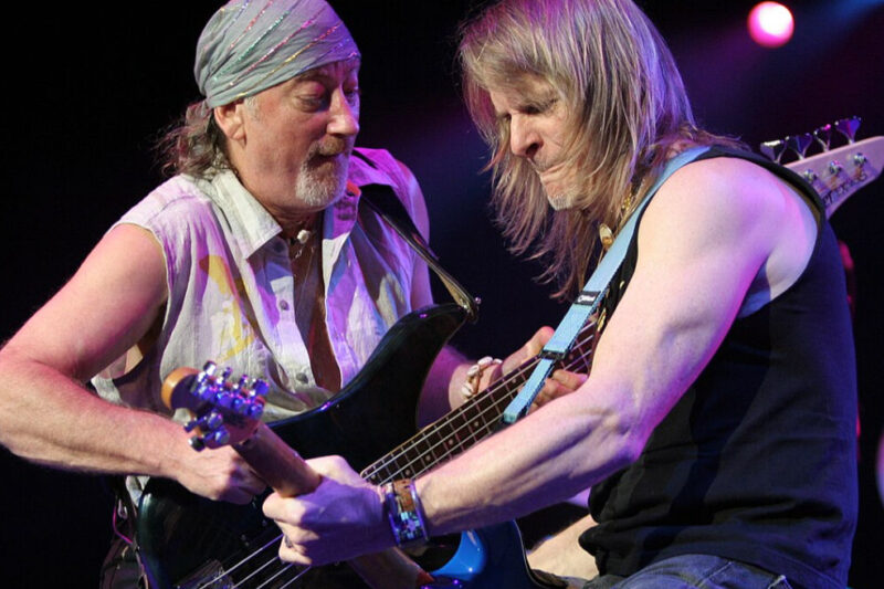 Roger Glover a Steve Morse z Deep Purple jamují během úvodního vystoupení na koncertě Highway Star v amfiteátru Molson v Torontu v Ontariu v Kanadě, 2005