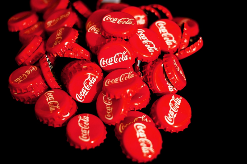Coca Cola červená víčka lahví