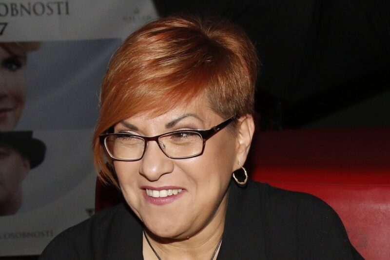 Interiér bytu Dagmar Peckové s biedermeierovým nábytkem a uměleckými předměty.