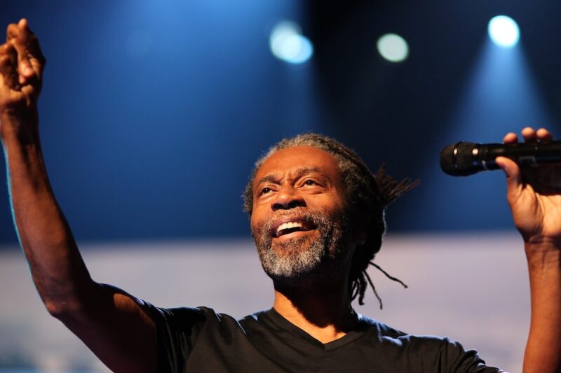 Bobby McFerrin zpívající na koncertě