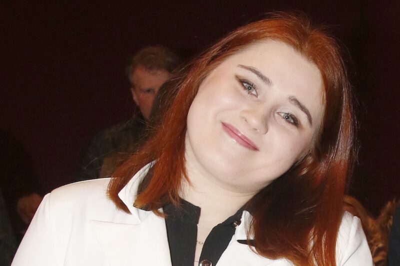 Obývací pokoj Elis Mraz s černým nábytkem a bonsajemi